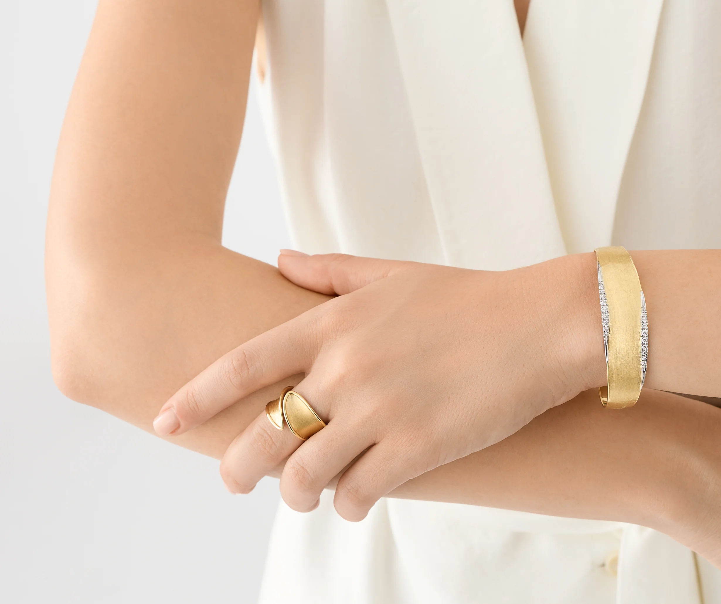 18k Yellow Gold Lunaria Twist Ring - Image 3